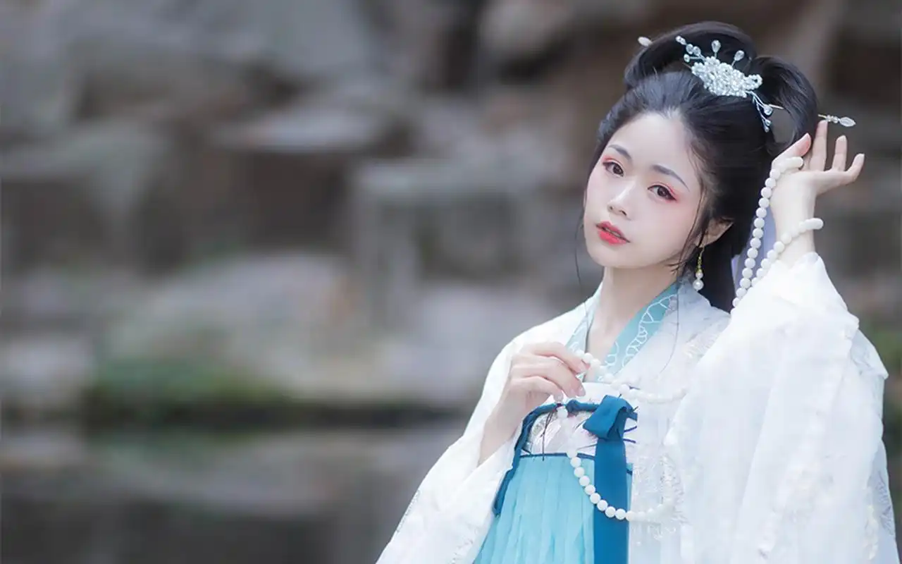 俏丽古装美女清纯高清桌面壁纸