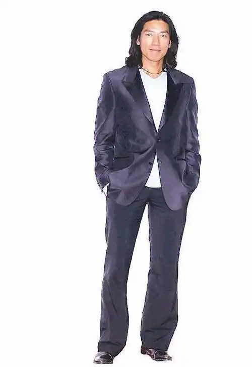 "乌鸦"张耀扬胡子头发全白!穿西装身材壮硕,大背头时髦显和善