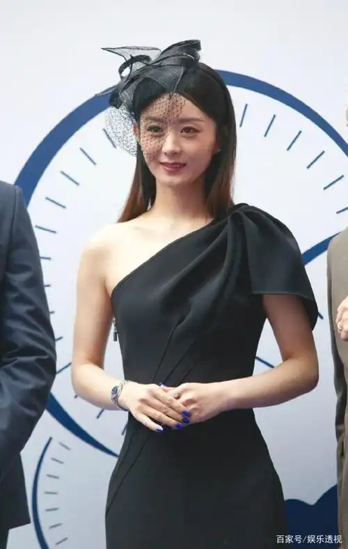 赵丽颖穿西装出席颁奖礼,单手插兜很帅气,当妈后侧身看身材更好