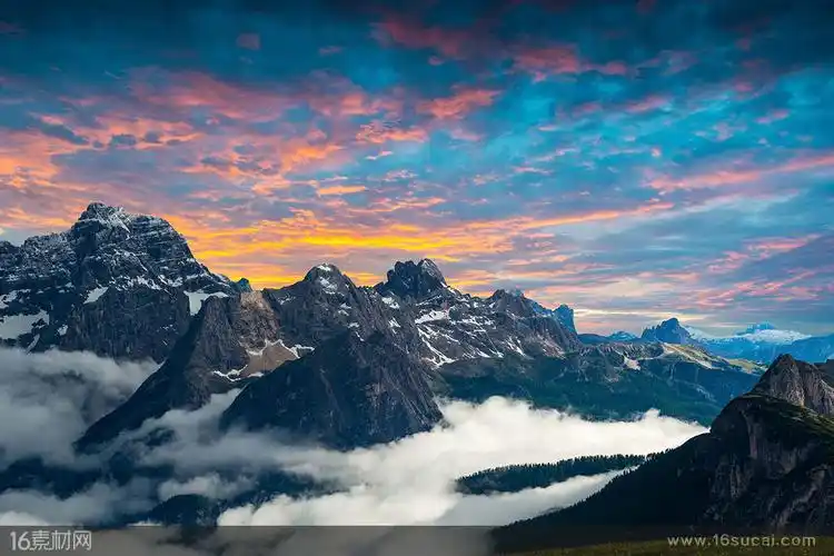 天空下烟雾缭绕的群山高清摄影图片 - 素材中国16素材网