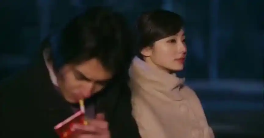 男人点烟,女孩用衣服帮他挡风,感动所有男人的瞬间!