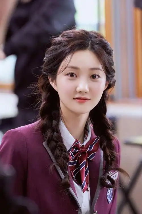 最适合15岁左右的圆脸女生发型这8种很不错百变时尚有个性