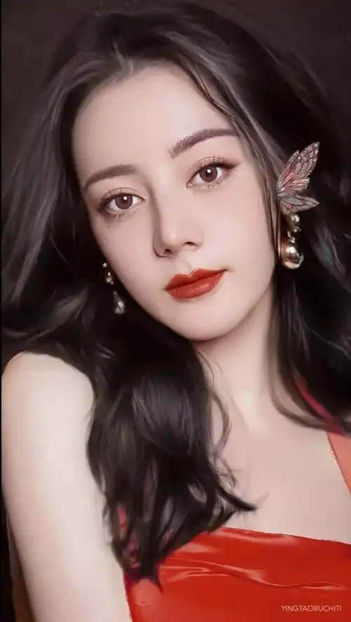 迪丽热巴除了肩颈线很完美,其他地方也很绝!