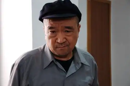 两个女人同时爱他,这个50岁的大男主,竟连续"霸屏"18年