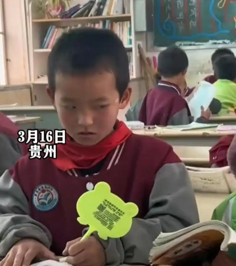 看到这个小学生抄作业的样子,不禁想当年我抄作业也这么明显吗[左捂脸