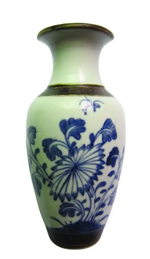 在日前安康举行的一场藏品展览中,有一组三件纹饰精美的清代青花瓷器