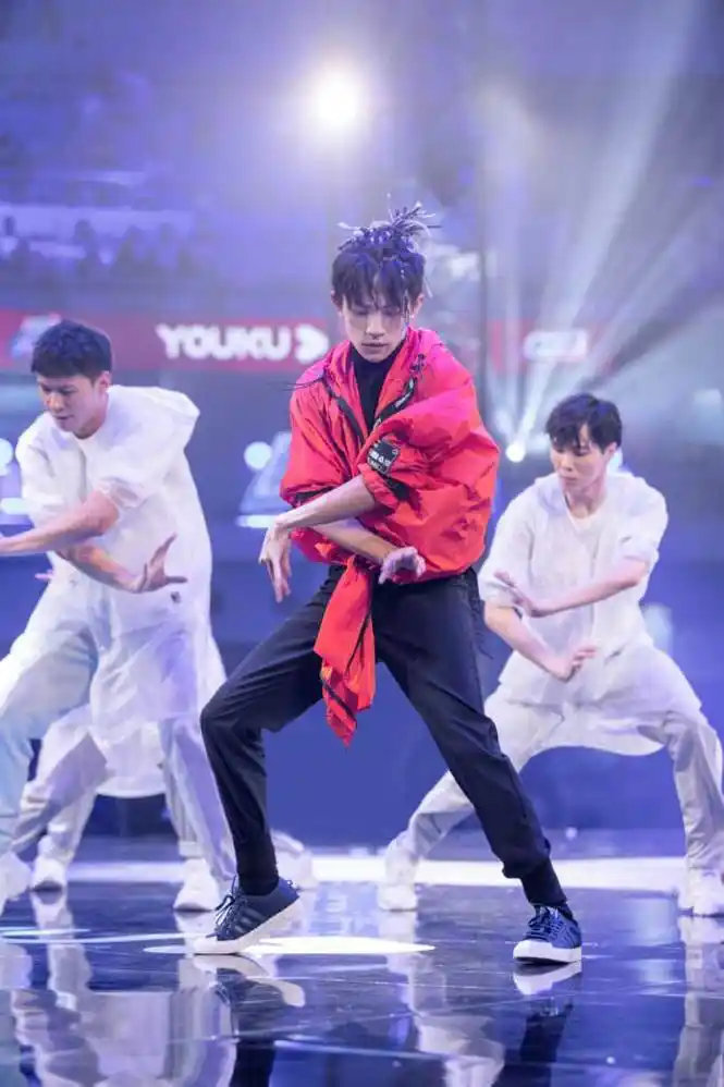 00后的易烊千玺,又有新瓜!