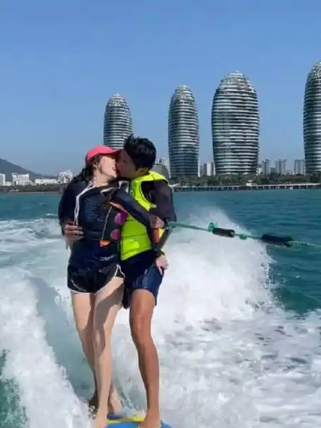 杜江霍思燕冲浪吻视频# 3月1日,霍思燕在社交平台上晒出一段与老公