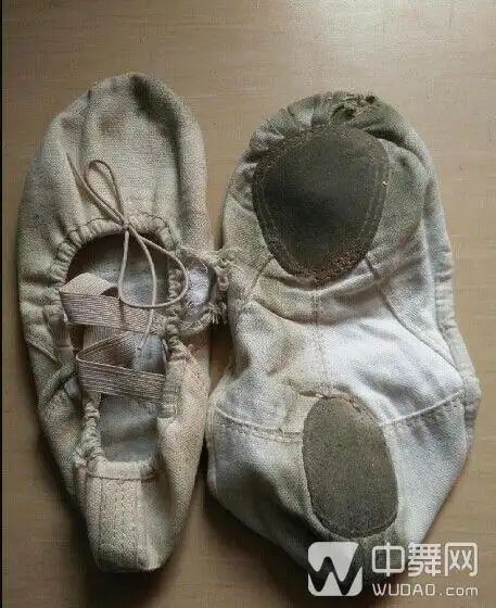 舞鞋测评暴力拆解 笛雀儿真皮舞蹈练功鞋 柔软透气工艺精湛