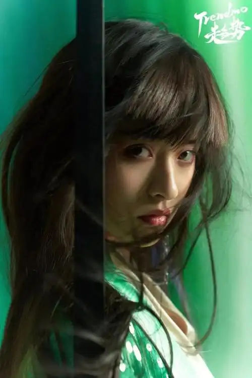 沈月抛弃现在的甜美路线,做个长发半永久,再接一个江湖侠女角色,暗黑