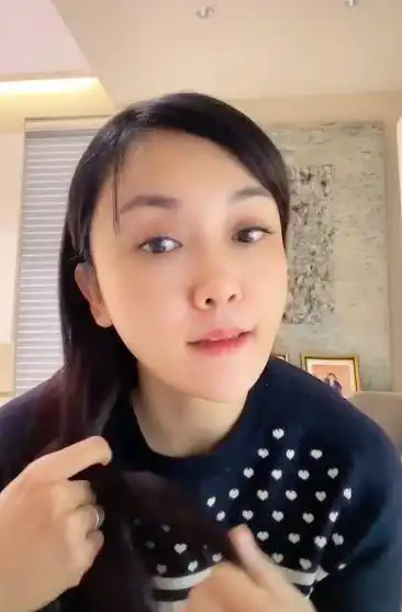 39岁"小桃红"罕露面,和邓婕同框打扮富贵,戴宝石戒指住豪宅