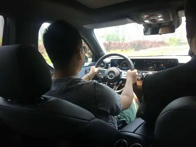 苹果树下——北京奔驰a35l amg_凤凰网汽车_凤凰网