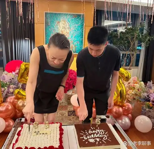 63岁宋丹丹和15岁干儿子同天庆生,合照里大竣比她高一个头!