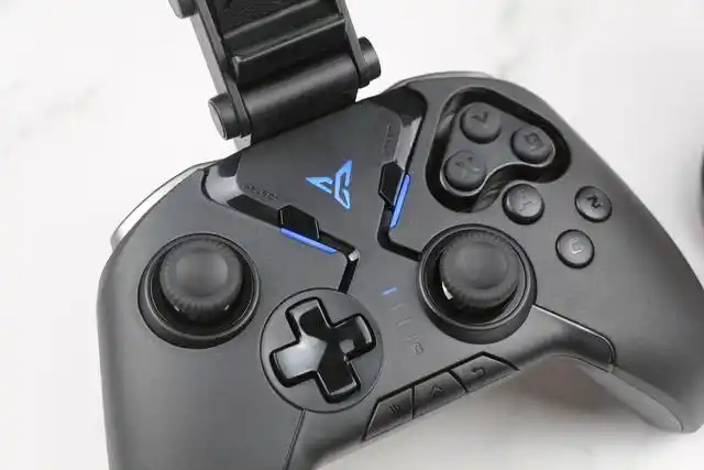 游戏玩家的掌上神器飞智八爪鱼2游戏手柄上手体验