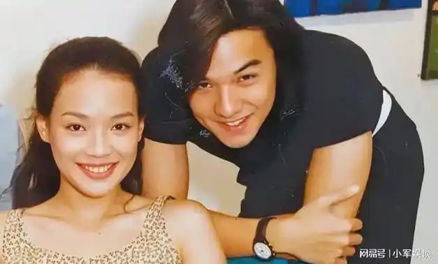 舒淇,冲上热搜,这次不是舒淇48岁生日,冯德伦发旧图恶搞老婆,俩人网上