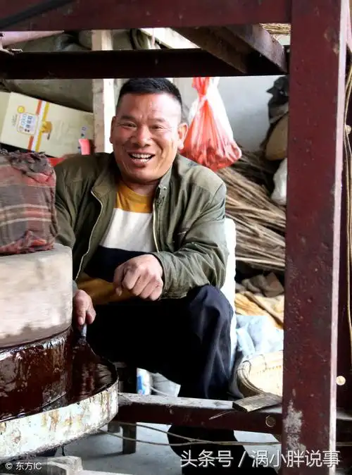 农村男子身高只到妻子腰部,靠推车轮走路,媳妇贤惠,村里人羡慕