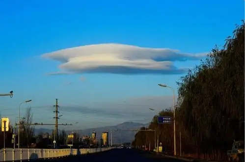 背景上空出现"筋斗云",真是太美了,网友:这其实是外星飞船吧