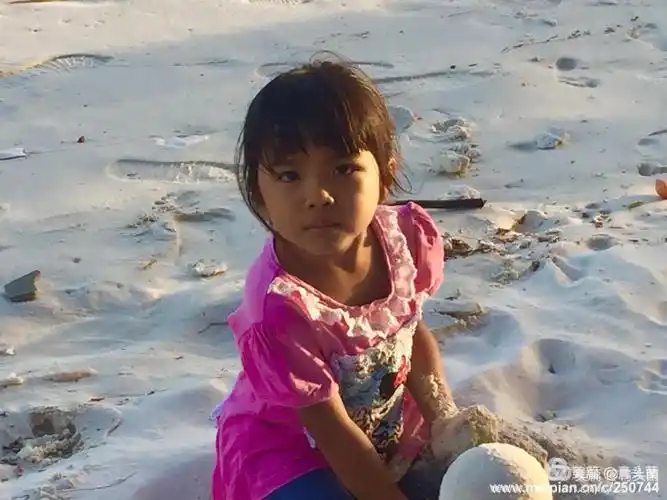 岛上巴瑶族小孩.