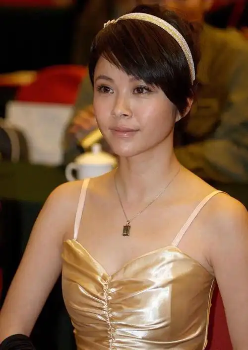 杨若兮真挺甜美的缎面吊带裙配黑色手套复古美感挺浓的