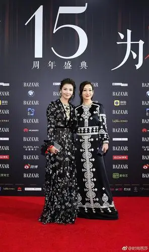 时尚芭莎慈善夜更新中不来吃瓜么给大家放点视频大家有视频的话也贴下