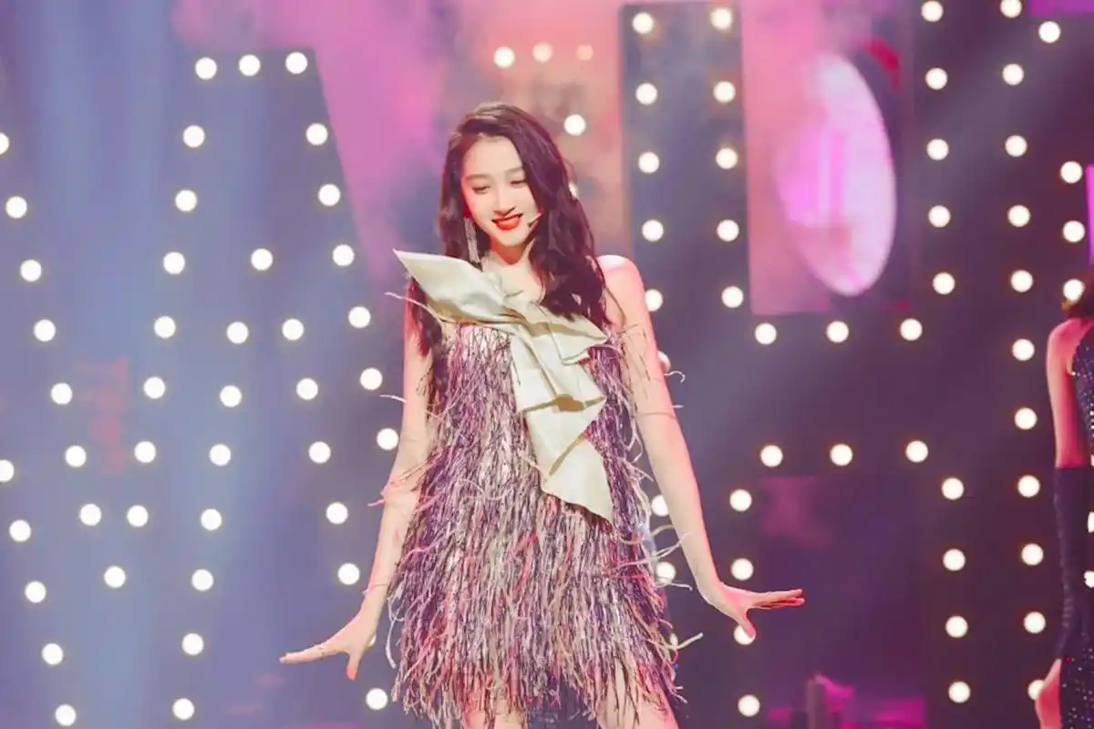 关晓彤红发珍珠公主壁纸送上可爱精致温柔甜美少女感十足