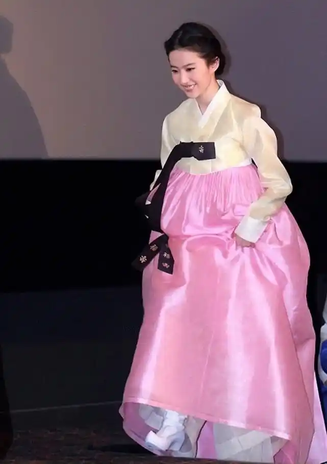 刘亦菲古装扮相一直如同仙女,可当穿上韩服后甜美清新如公主