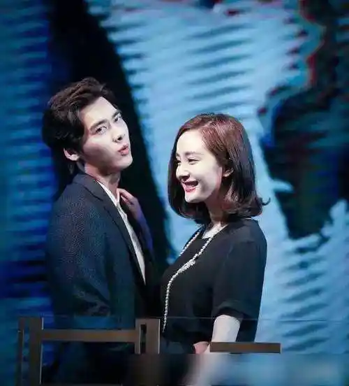 杨幂和李易峰两人在一起搭戏,举止非常的亲密,两人毫不掩饰对对方的