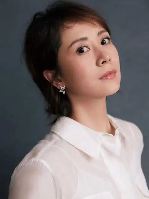 秋天衬衫如何穿出优雅感海清亲自示范3款衬衫搭配洋气又高级