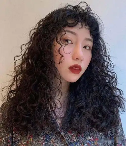 羊毛卷就是其中最受欢迎的烫发发型之一,秋冬是适合烫发的季节