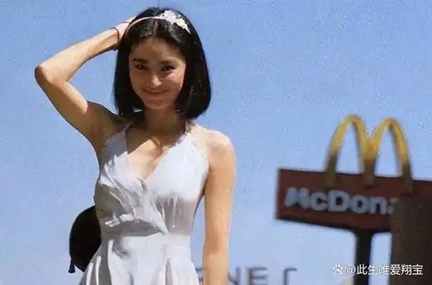 68岁林青霞和异性亲密合照,不穿内衣惹争议,被网友吐槽又胖又垂