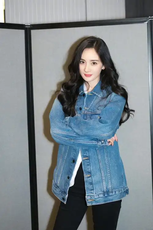 杨幂穿牛仔look,满屏都是高级感,一点都不平庸
