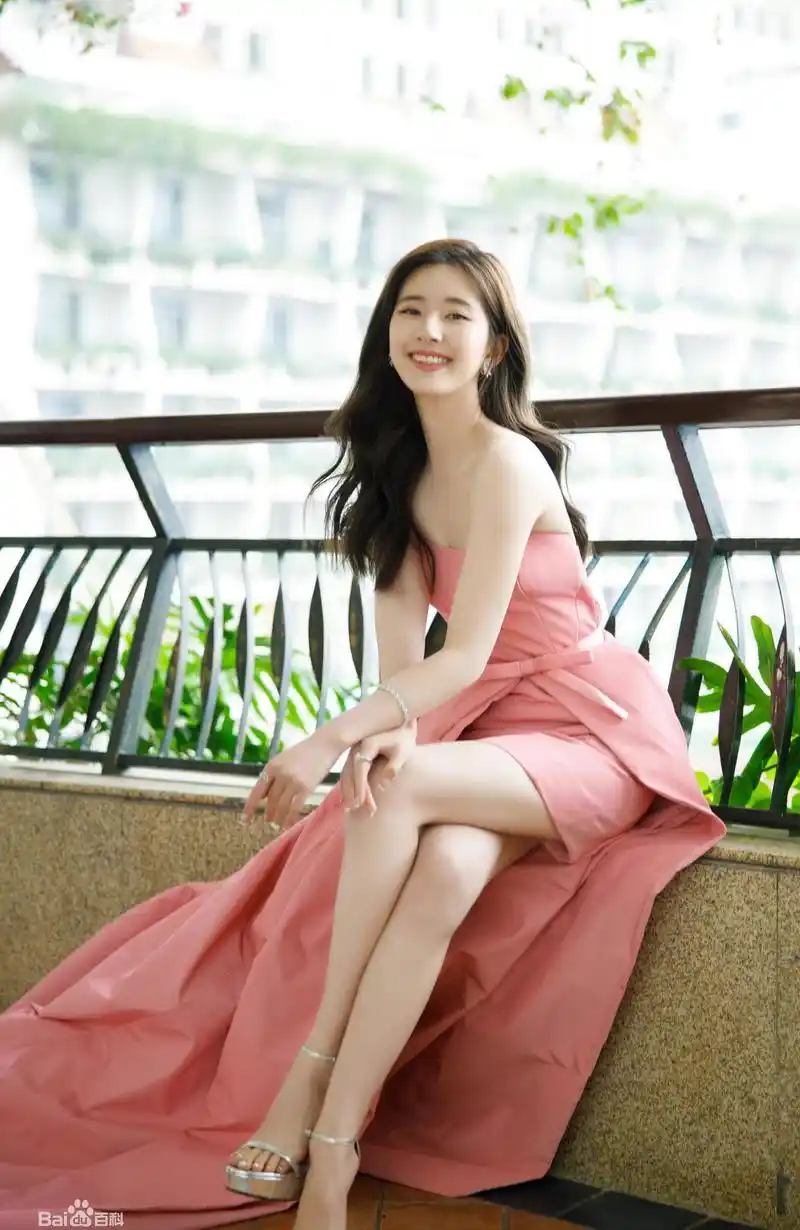 赵露思最新写真曝光,白裙配美腿甜美动人,演艺生涯令人惊叹