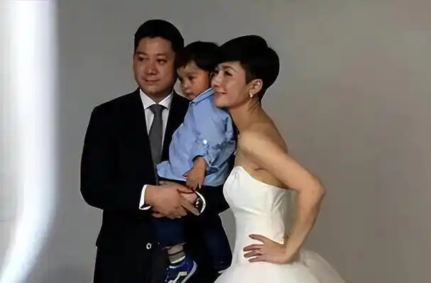 央视主持人吉雪萍嫁富豪老公幸福美满儿子健康女儿却因病去世