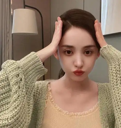 古力娜扎～晒出素颜自拍照!__财经头条