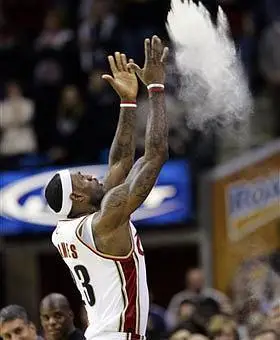 勒布朗·詹姆斯【招牌动作】咬手指甲,双臂伸展向空中抛白色粉末.