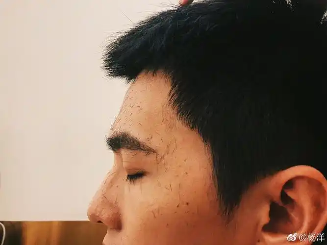 杨洋剃板寸头了