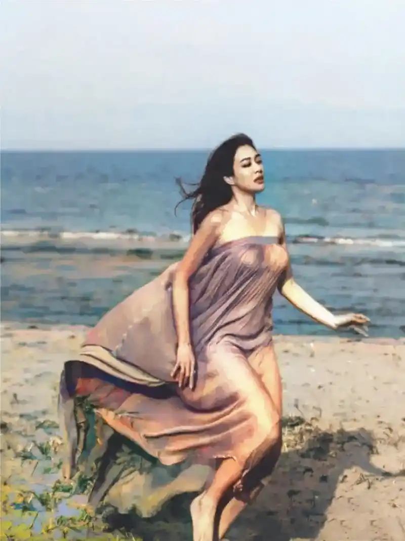 钟丽缇,1970年出生,中越混血儿,24岁时因出演《人鱼传说》迅速走红.