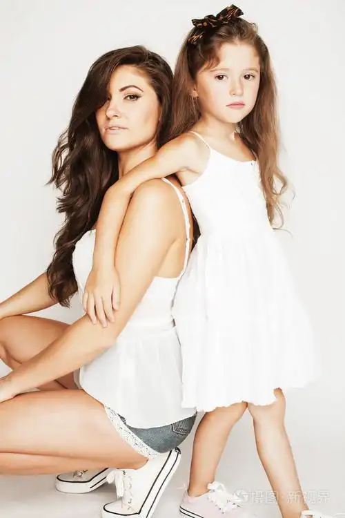 明亮的图片的母亲和女儿快乐在一起,微笑着时尚家人拥抱