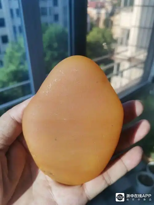 顶级黄蜡石籽料