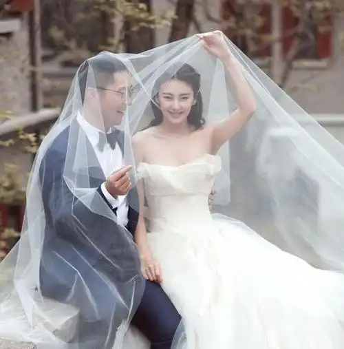 离婚后爱上"姐弟恋"的5位女星,只恋爱不结婚,个个容光焕发