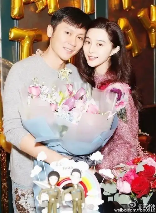 李晨(左)去年9月向范冰冰求婚成功.   (翻摄自微博)