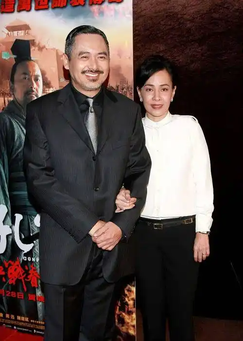 周润发夫妇颜值一样,陈荟莲"黑白"颜值低,但素质很高_黑色_时尚_衣服