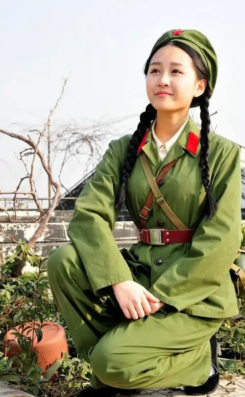 【转载】美眉演绎当年女兵