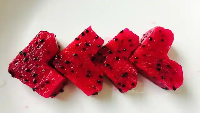 红心火龙果的爱心切法,只需两步,轻松学会,给你爱的人展示一次