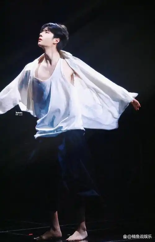 王一博赤脚跳舞,穿白衣演绎翩翩少年,每一步都跳在了我的心巴上