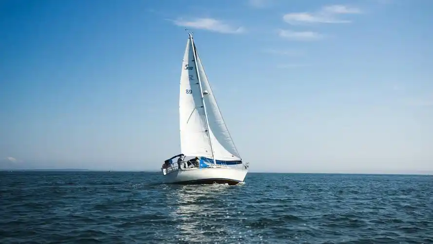 帆船在海上航行的照片