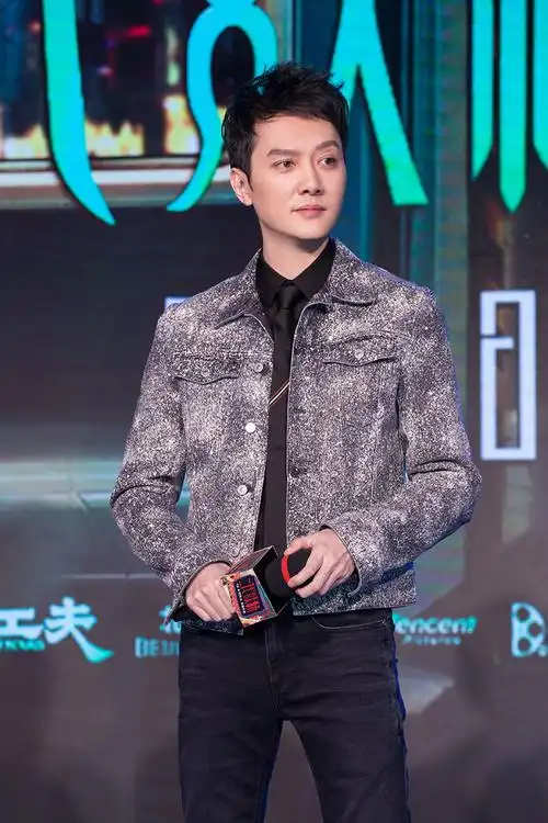 冯绍峰亮相《二代妖精》发布会 豪迈演示硅胶胸贴