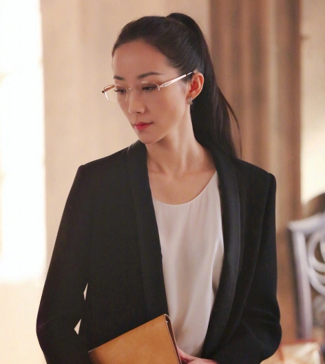 韩雪穿西装戴眼镜"总裁雪"上线,网友:看到下半身,我愣住了!
