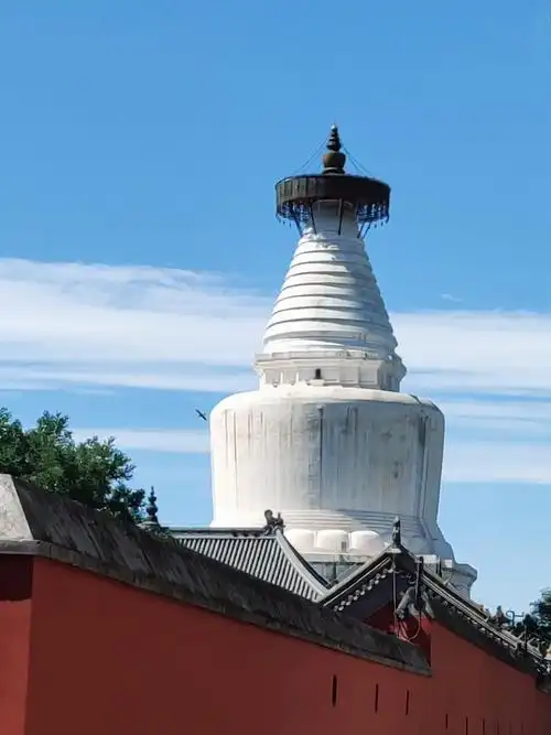 蓝天白塔红墙拍摄于北京白塔寺