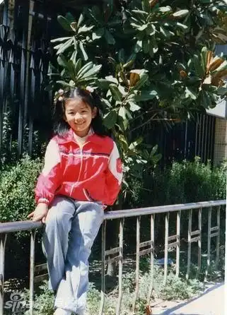 六一儿童节 黄奕自曝童年照片回忆年幼快乐时光